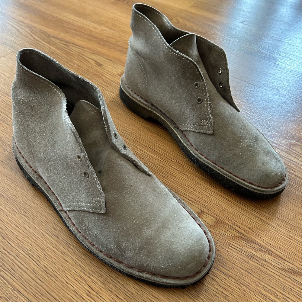 Mens size 9 Clarks desert boots.